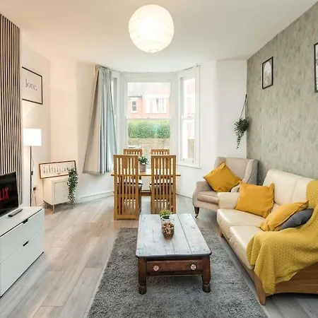 Family-Friendly Garden Retreat Apartamento